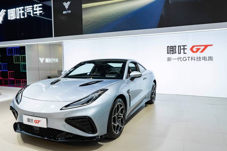 成都83哪吒汽车在智能汽车领域的表现，领途汽车在新能源汽车市场中的影响力